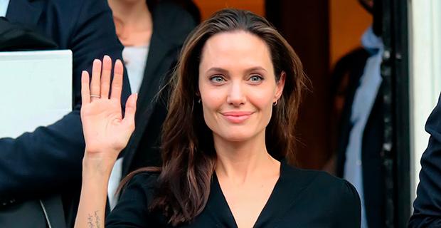 Angelina Jolie é contra a política de refugiados de Donald Trump-0