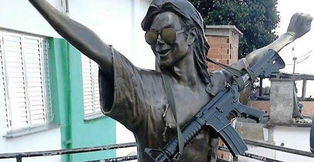 Criminosos penduram fuzil na estátua de Michael Jackson no Rio-0