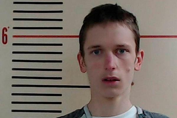 Adolescente liga para o 911 para avisar que assassinou sua família-0