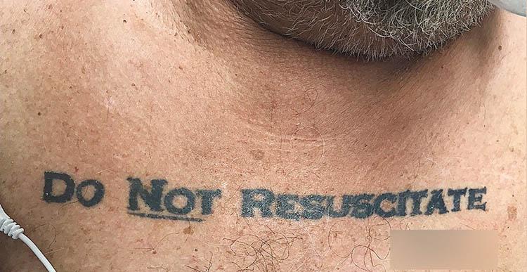 Homem com tatuagem 'não ressuscite' é levado inconsciente a hospital e gera conflito entre médicos-0