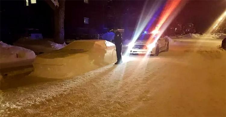 Policiais tentam multar carro e percebem que ele é feito de neve-0