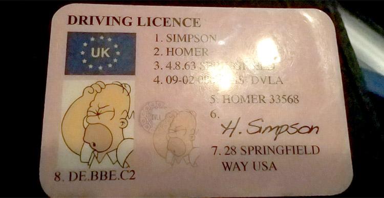 Motorista é processado depois de apresentar carteira de habilitação de Homer Simpson-0