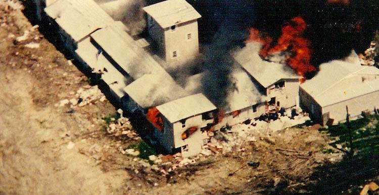 Há 25 anos, Cerco de Waco terminava com 82 fiéis mortos em incêndio controverso-0