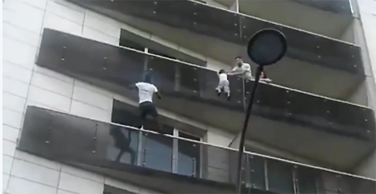 Numa reação impressionante, homem escala quatro andares, salva criança da morte e ganha cidadania francesa -0