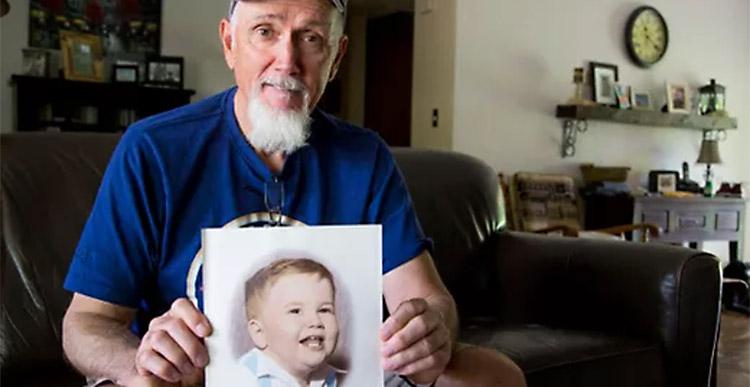 Há 64 anos, ele foi abandonado ainda bebê numa cabine telefônica e só agora o verdadeiro motivo veio à tona-0