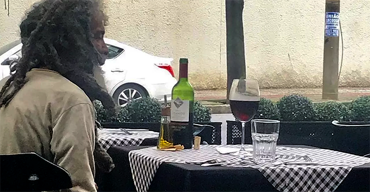 Morador de rua vai a restaurante caro, paga a própria comida e critica o vinho servido: "na próxima peço cerveja"-0